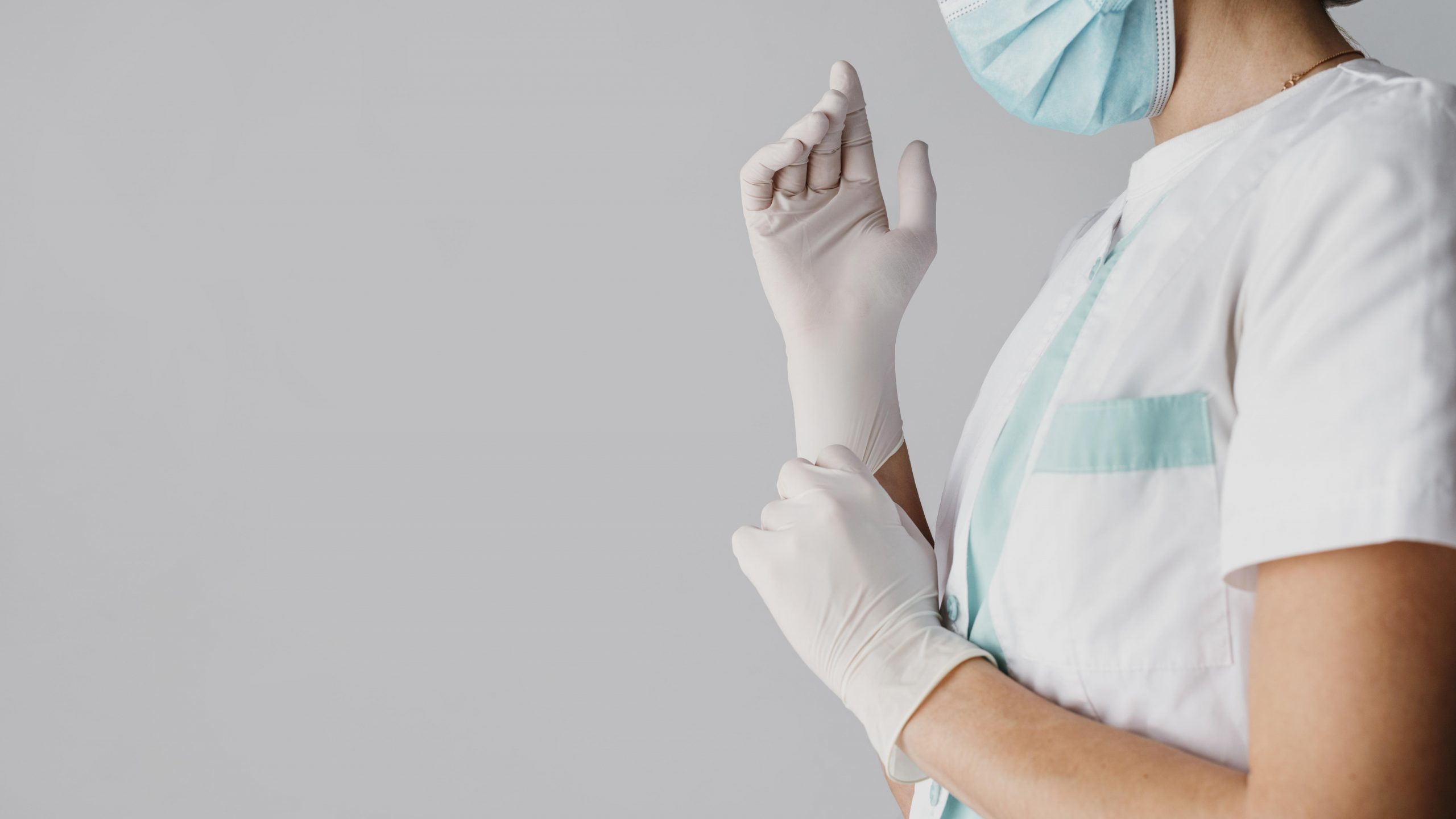 ¿CÓMO PONERSE ADECUADAMENTE LOS GUANTES MÉDICOS? - LiderMédica S.A.S